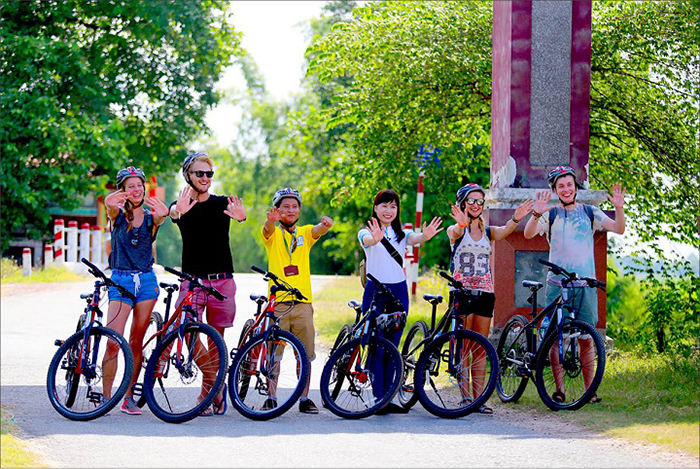 Du khách quốc tế hào hứng khi đạp xe tham quan Huế
